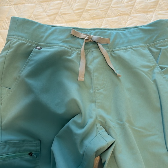 FIGS- Woman’s Scrub Set -Sea-glass Green- Medium (Limited Edition) - Picture 4 of 5